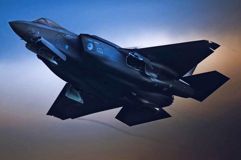 F-35 vliegt in de duisternis.