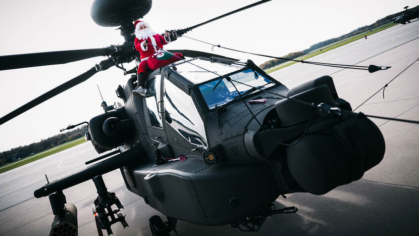 Kerstman zittend op een Apache.