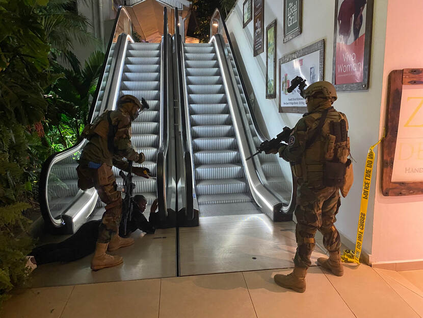 2 bewapende miliairen die deelnamen aan de oefening.