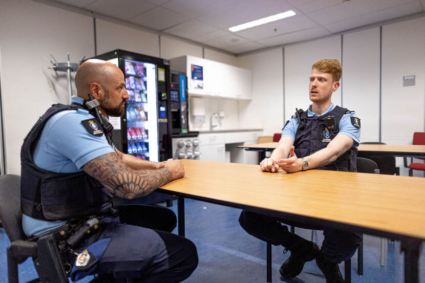 Mitchell en Mathijs in gesprek.