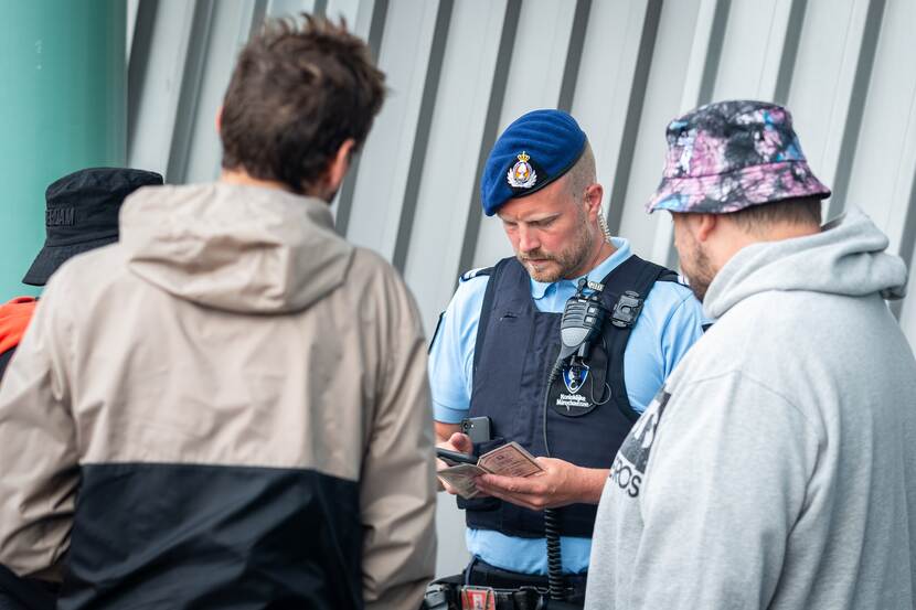 Gedrag is een belangrijke indicator voor Jeffrey om te polsen wat iemand hier doet. Wanneer iemand zich afzondert en een beetje geheimzinnig gedraagt, kan dat een reden zijn om die persoon even te controleren.