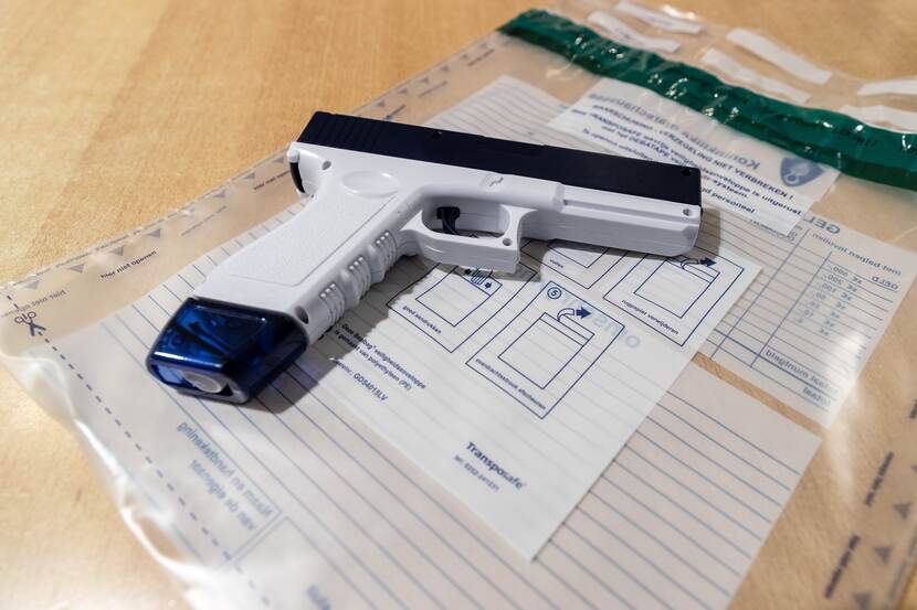 De gelijkenis met een echte Glock is treffend, maar het is een waterpistool. Toch mag het niet mee in het vliegtuig, omdat het te echt lijkt.