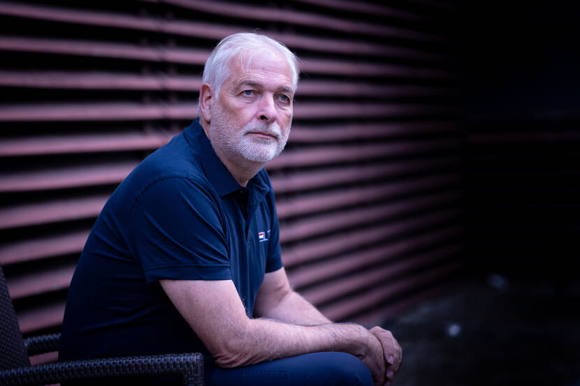 Adjudant Erik van den Bos gefotografeerd tijdens het interview.