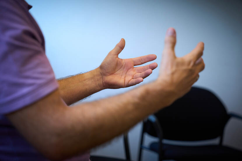 Een foto van de handen van collega Patrick tijdens het interview.