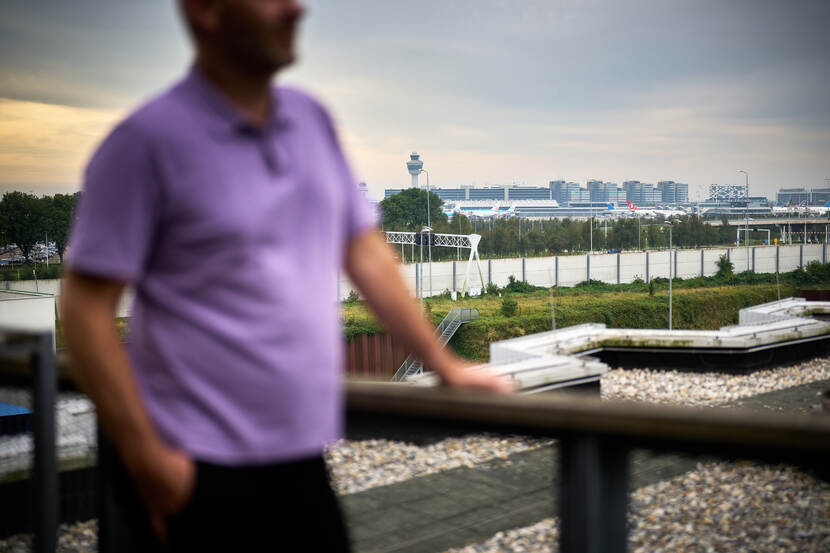 Een foto van collega Patrick met op de achtergrond Schiphol.