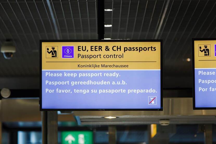 Afbeelding van een bord bij de paspoortcontrole.