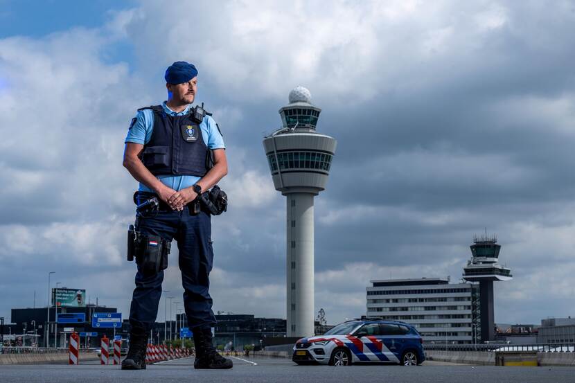 Adjudant Danny staat voor de verkeerstoren van luchthaven Schiphol.