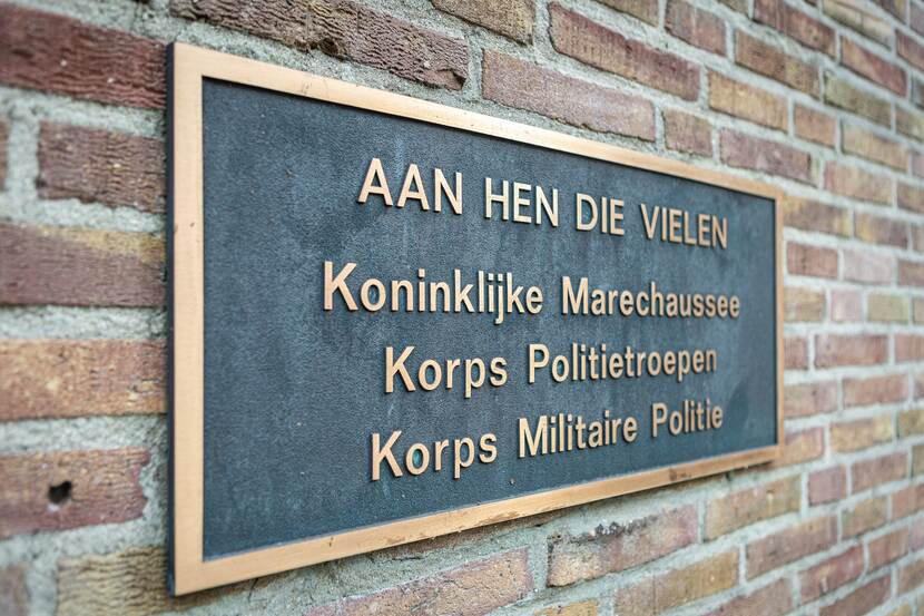 Plaquette van het Marechausseemonument met daarop tekst die gevallenen eert.