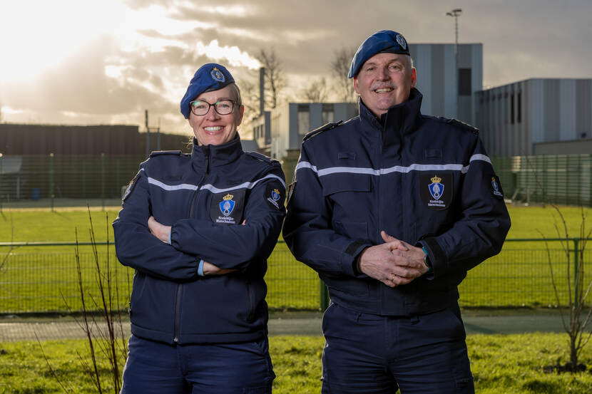 Majoor Greet en Kolonel Evert Jan staan buiten in uniform ontspannen naast elkaar.