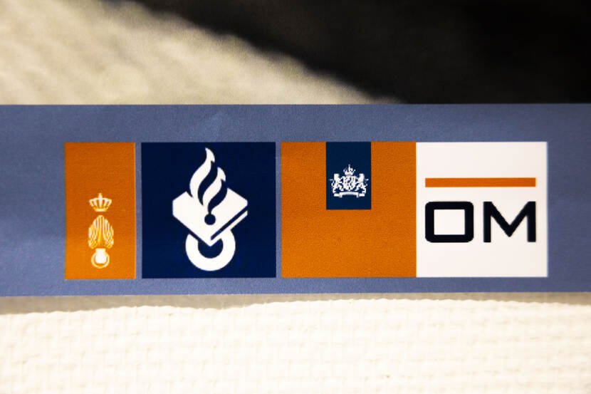 het logo van het LCC, waarin de afzonderlijke beeldmerken van de vier deelnemende partijen op rij zijn verwerkt.