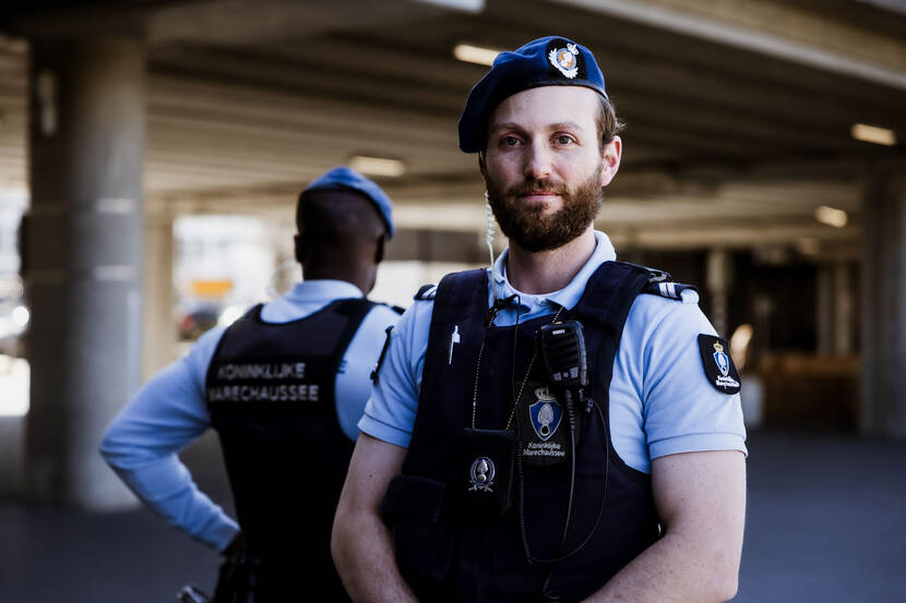 Opperwachtmeester Alex en collega op Schiphol.