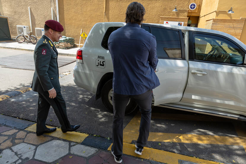 Generaal Schreurs stapt in het voertuig. De onherkenbare BSB’er houdt de deur open.