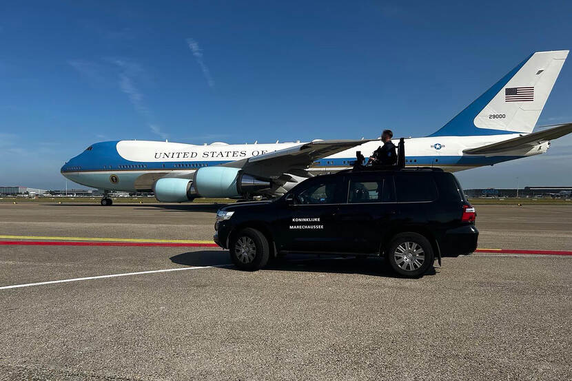 Voertuig van de GBB met op de achtergrond de Air Force One
