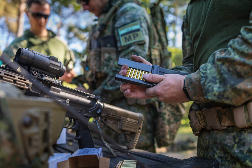 Marechaussee van 101Marbat vult patroonmagazijn