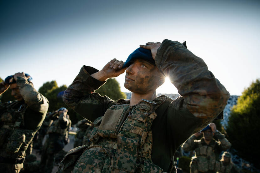 Een student zet z’n baret op.