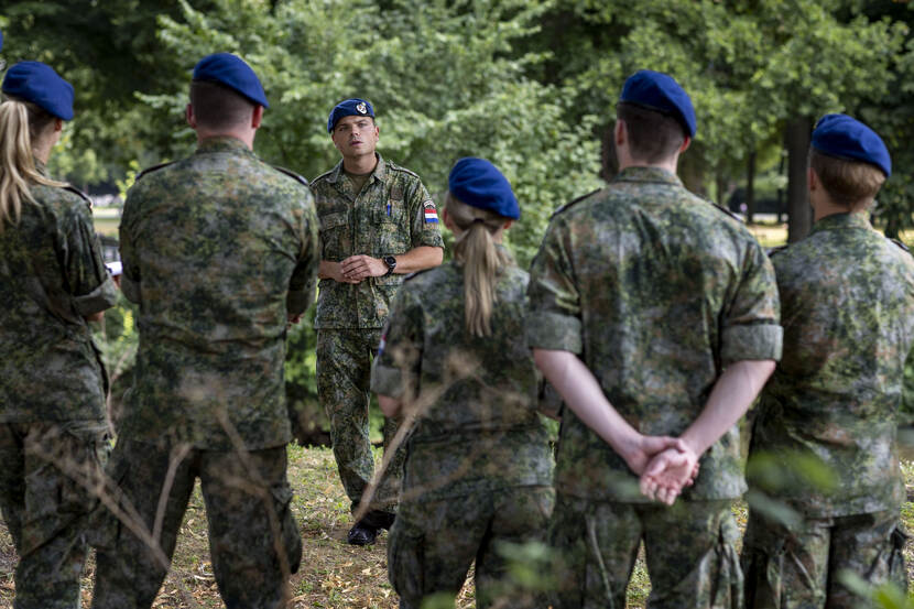 Portret van wachtmeester-1 Aron, instructeur KMA.