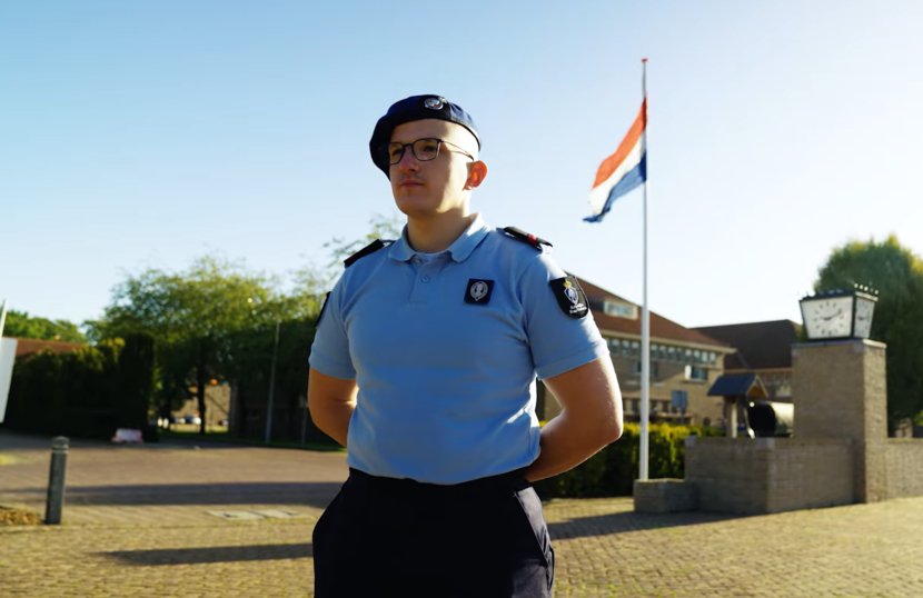 foto van dienjaarder Jesse met op de achtergrond een Nederlandse vlag.