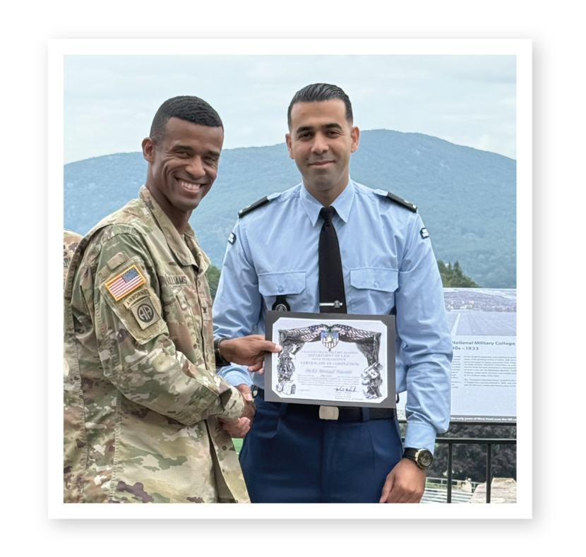 Privéfoto van majoor Mouad met de Head of Department in NY.