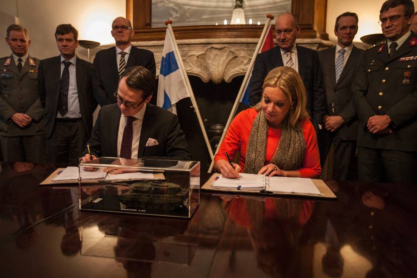 Nederland verkoopt 100 Leopard 2A6 gevechtstanks aan Finland. Minister van Defensie Jeanine Hennis-Plasschaert en haar Finse ambtgenoot Carl Haglund bekrachtigden de overeenkomst.