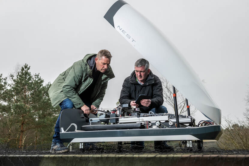 Kalkhoven en Swanenberg inspecteren in ’t Harde een drone van het merk Nest.