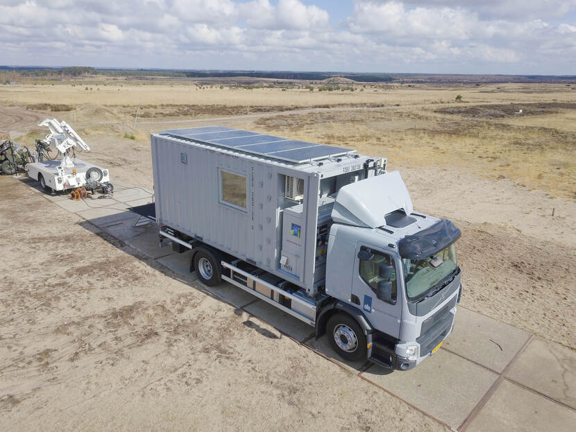 De MOSA is een hybride generator die door middel van zonnepanelen op het dak op stille wijze, schone energie levert tijdens het meten van ballistische banen van projectielen.