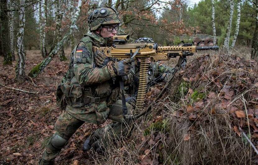 Duitse militair met Heckler&Koch MG5 machinegeweer.