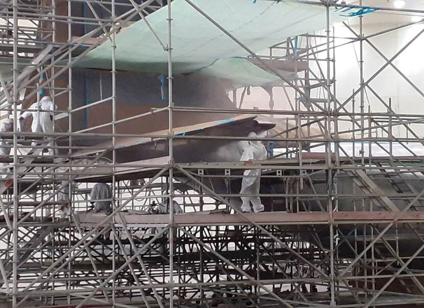 Het spuiten van een groot vliegtuig is een arbeidsintensief karwei.