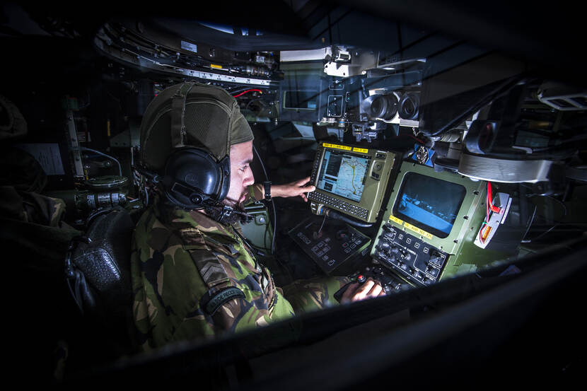 Interieur van een Fennek verkenningsvoertuig in 2014.