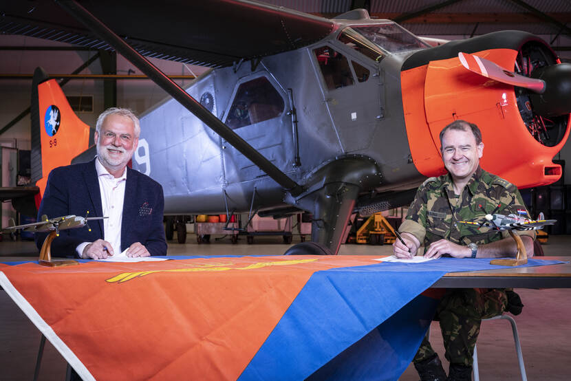 Ondertekening brandstofleveranties Historische Vlucht.