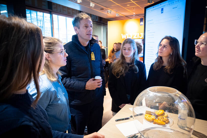 Plaatsvervangend directeur DMO Schout-bij-nacht Jan Willem Hartman op bezoek in de pop-up store