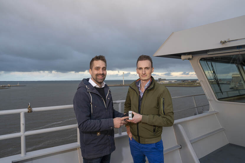 Portretfoto van Tim de Wolf van Technolution en Teun de Groot met in hun hand de datadiode.