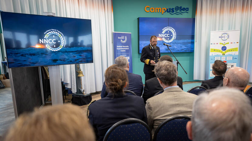 Commandant CZSK, admiraal René Tas, spreekt de zaal toe.