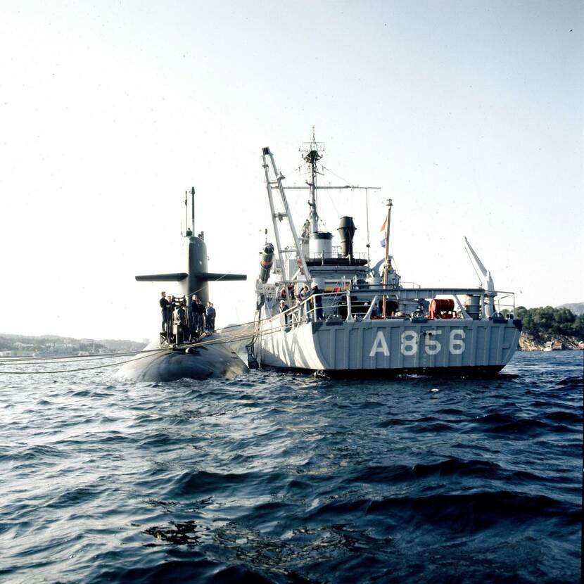De Mercuur in 1979, naast Hr.Ms. Zwaardvis in een fjord in Noorwegen