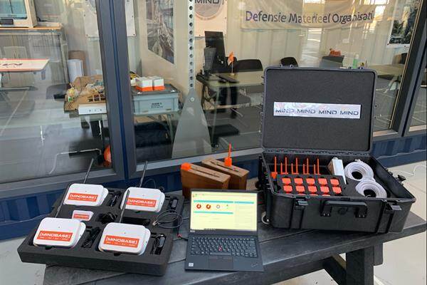 Een koffertje met sensoren die temperatuur en trillingen kunnen meten