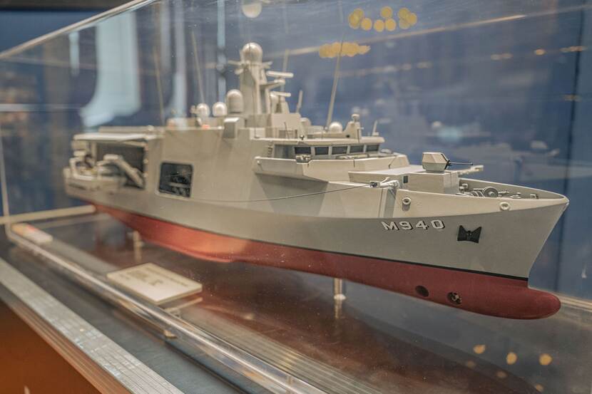 Een maquette van een mijnenbestrijdingsvaartuig.