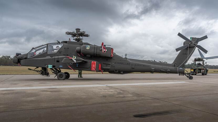 Een Apache helikopter op een landingsbaan.