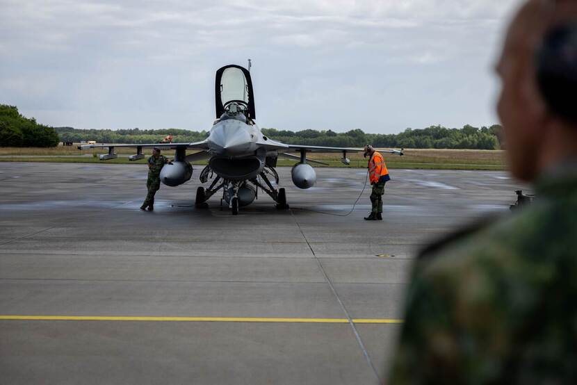 een F-16 wordt gereed gemaakt voor vertrek op een landingsbaan