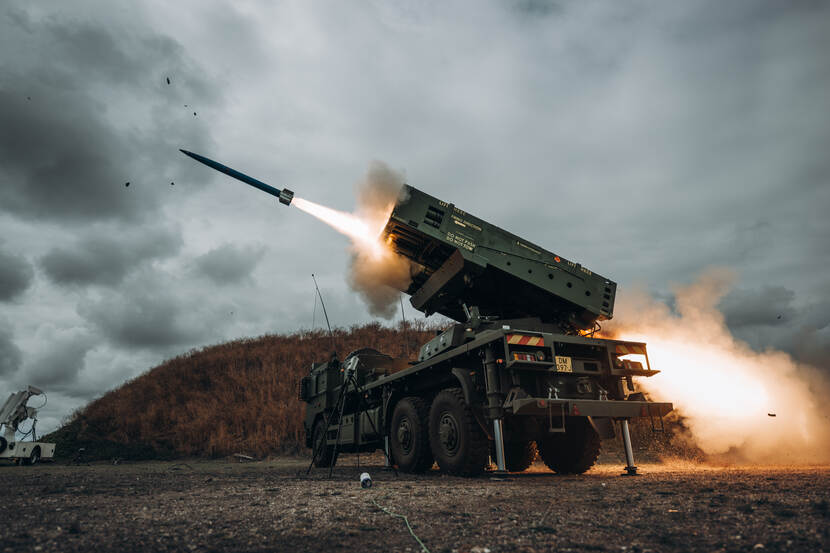 De PULS vuurt een raket af bij de Afsluitdijk