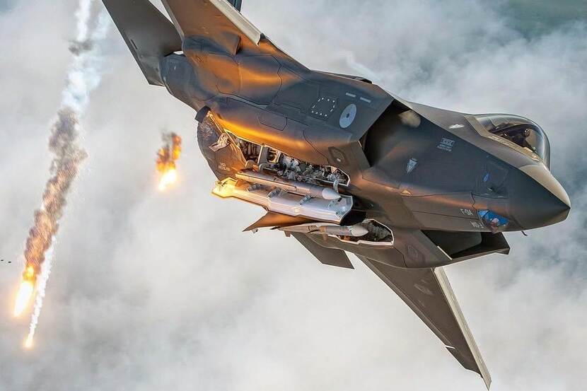 Een vliegende F-35 werpt een amraam-raket af