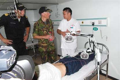 Mannen bij ziekenhuisbed met patiënt.