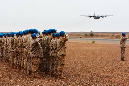 C-130 vliegt laag over