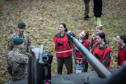 Jonge meiden bij een CV90