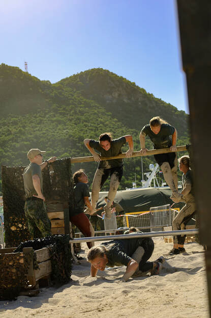 Militairen sprinten over een hindernisbaan op Sint-Maarten.