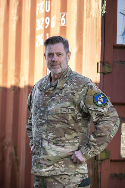 Adjudant Dave poseert voor de camera.