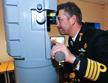 Jeroen van Zanten kijkt door de periscoop van een onderzeeboot