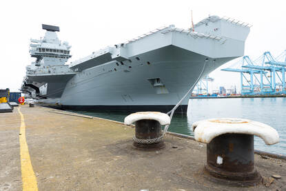 Het Britse vliegdekschip HMS Prince of Wales op de Maasvlakte in Rotterdam.