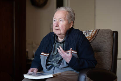 Close-up van mevrouw Dalmeijer gebarend met haar handen.