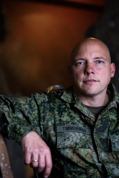 Sergeant-majoor Annik Timmerman kijkt recht in de camera.