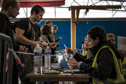 Medewerkers van het Belgische ministerie van Buitenlandse Zaken controleren paspoorten.