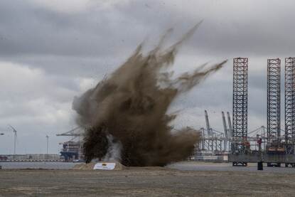 Grote ontploffing waarbij zand de lucht in schiet.